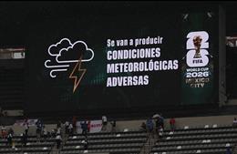 Trận Anh đấu Mexico hoãn giờ bóng lăn vì giông sét